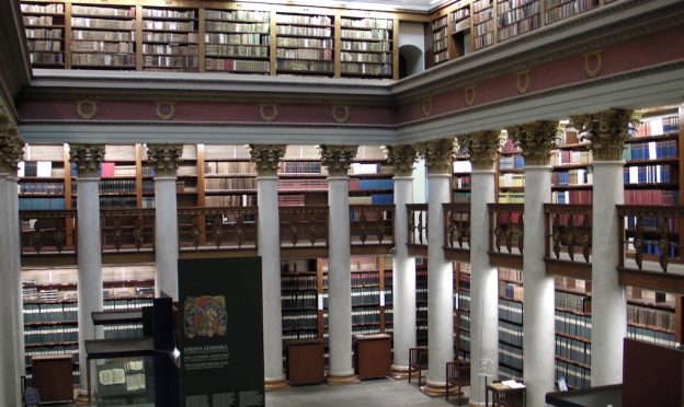 Lukuvinkkejä: nämä olivat kirjastojen lainatuimmat kirjat vuonna 2022