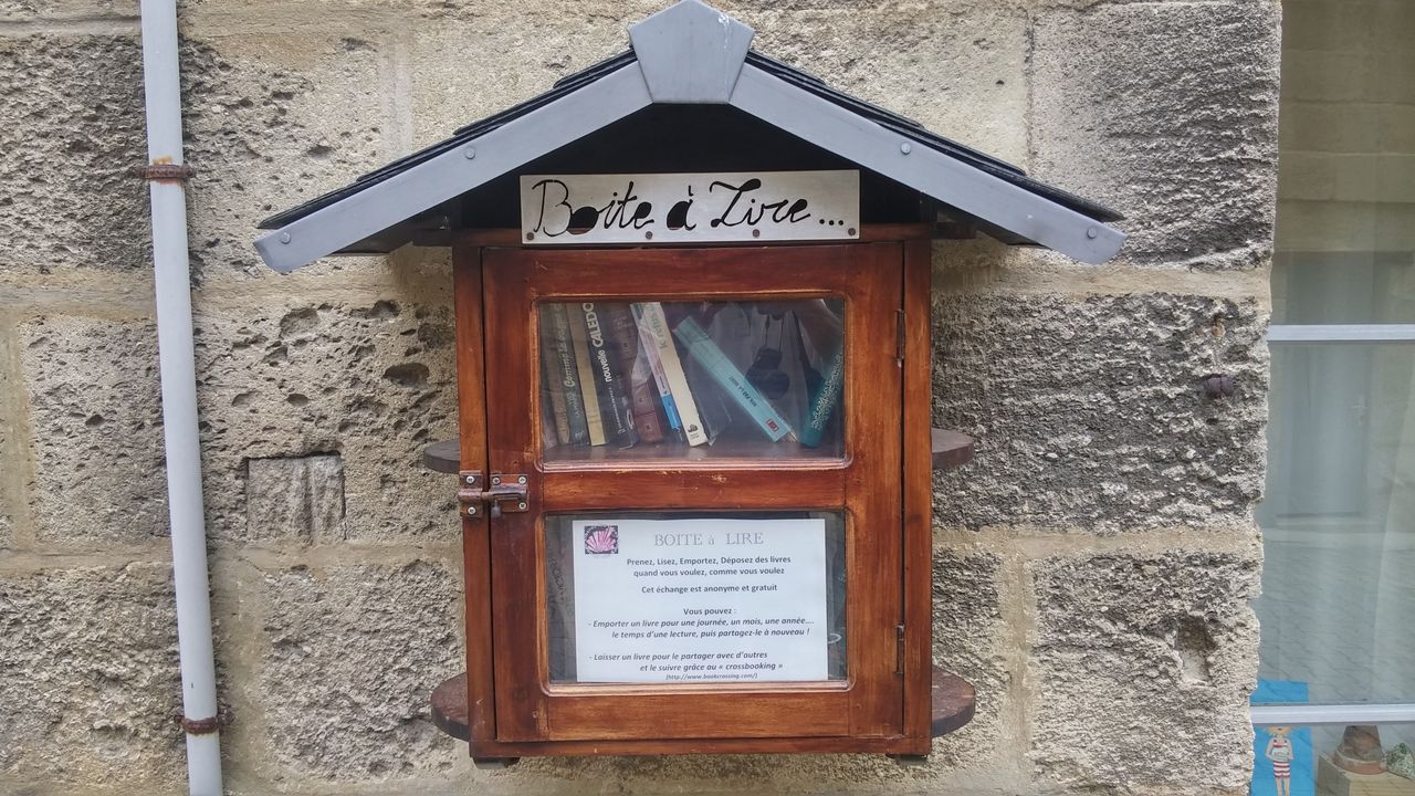 bourg, ranska. bookcrossing kirjakaappi