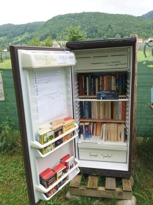 kirjasto ulkona Pyreneiden vuoristossa Ranskassa