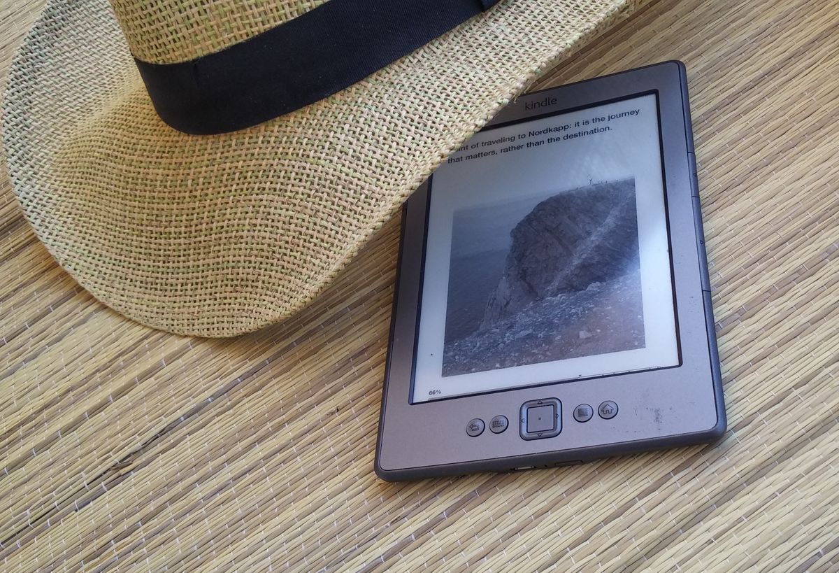 Amazon Kindle e-kirjojen lukulaite auringossa