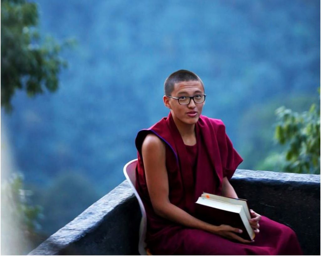 Tiibet: munkki kirja kädessä. KUva Nishant Aneja