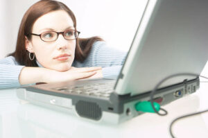 nainen katso kannettavaa tietokonetta