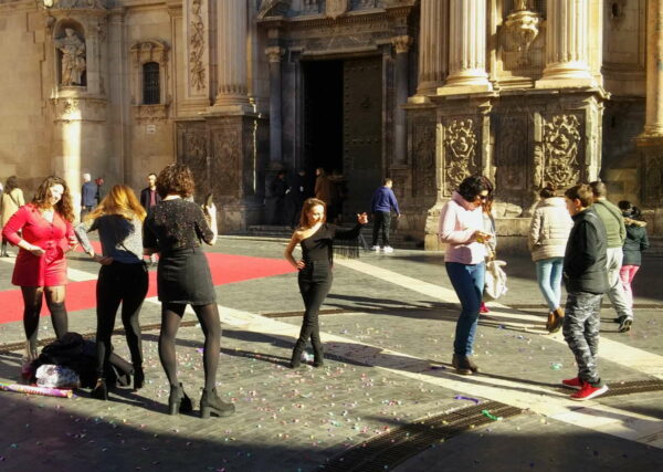 Murcia Katedraali, nuoret naiset valokuvaamassa