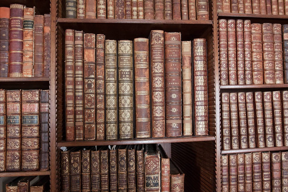 vanhoja kirjoja kirjahyllyssä