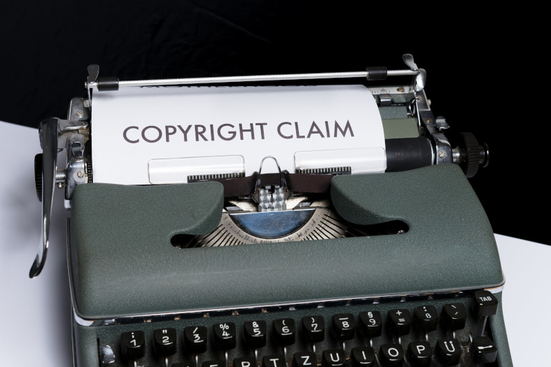 kirjoituskonessa paperi: copyright claim. kuva markus winkler