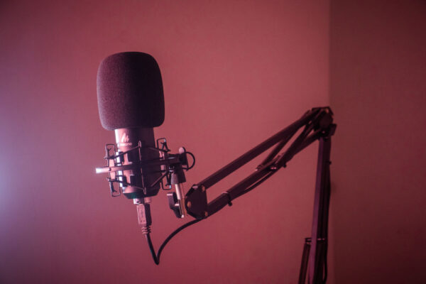 mikrofoni studiossa. kuva ritupon baishya - unsplash