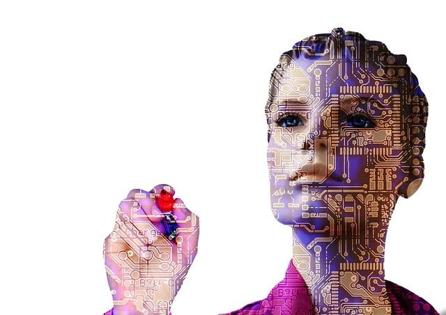 nainen kynä kädessä, tyylitelty robotti digitaalinen kuva. Kuva: geralt, lisenssi pixabay