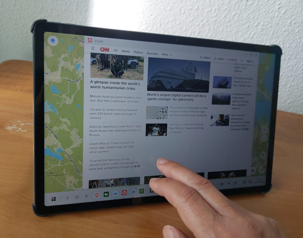 tabletin 12.7 tuuman näyttö toimii niin mediasisällöille kuin työntekoon