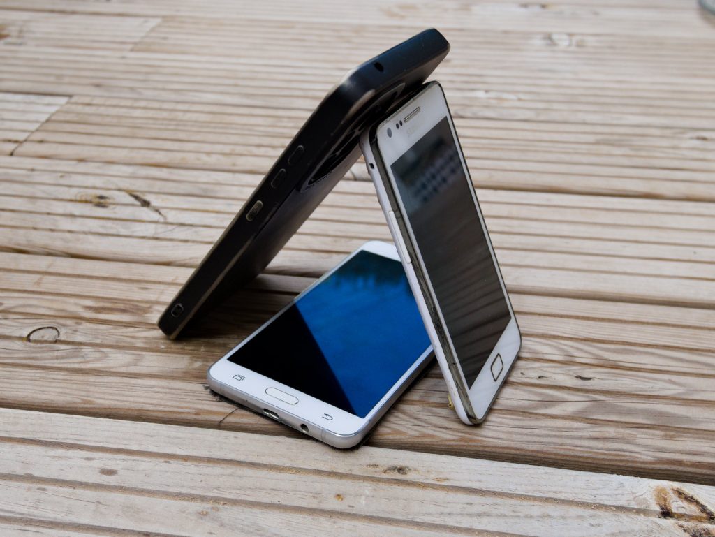 kolme puhelinta joista vanhin 15v, toiseksi vanhin 10v