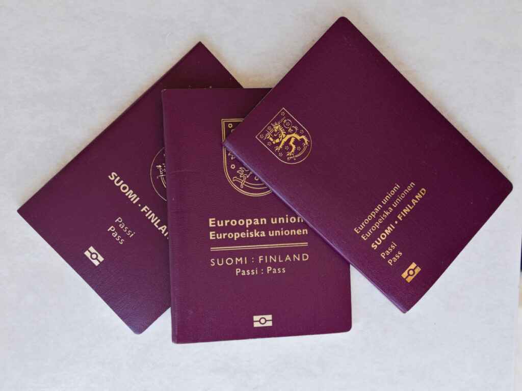 kolme suomen passia pöydällä